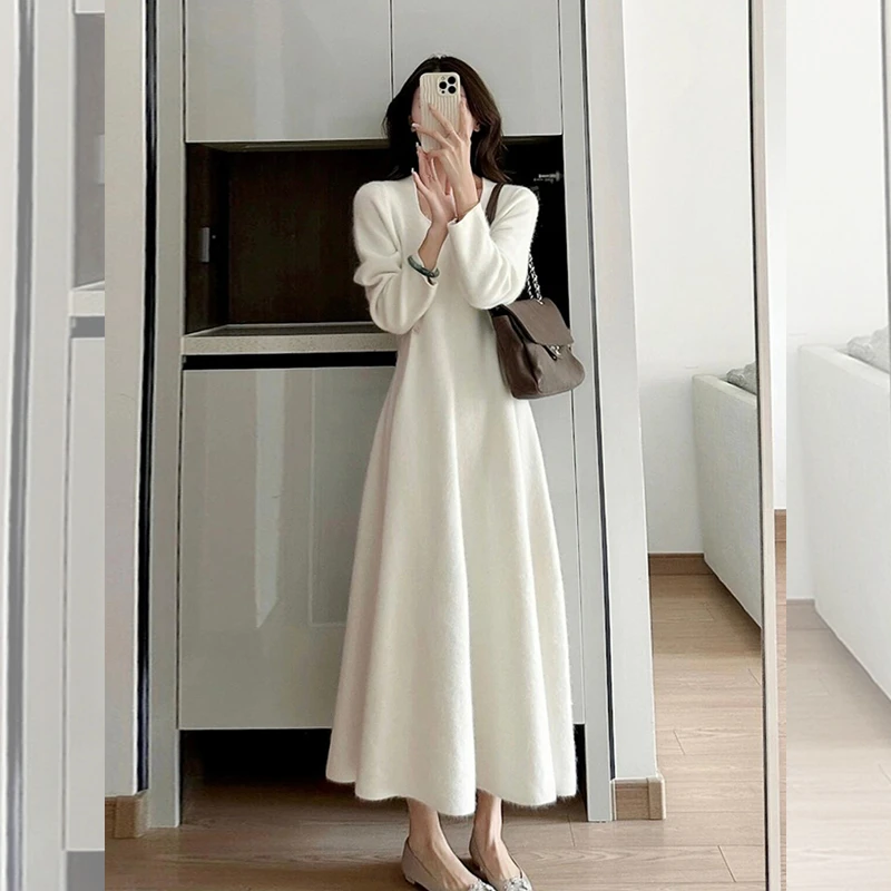 法式白色u领收腰针织连衣裙女春秋季高级感气质内搭打底毛衣长裙