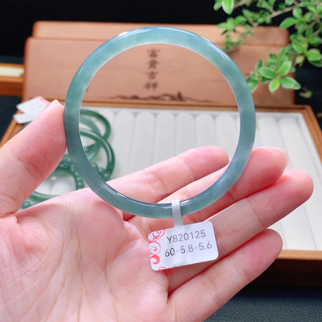 翡翠未镶嵌手镯（圆镯）