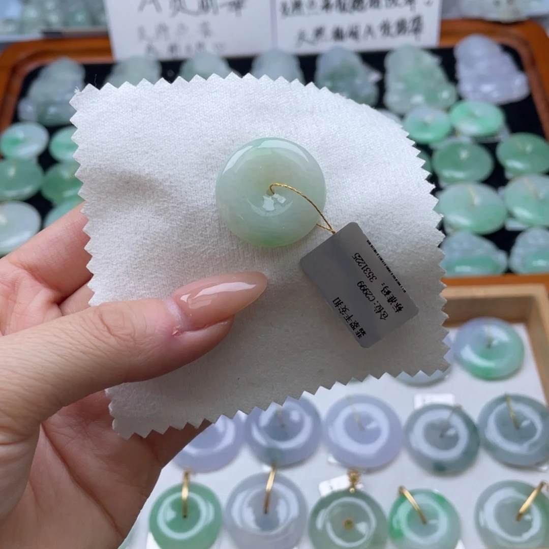 翡翠未镶嵌颈饰平安扣