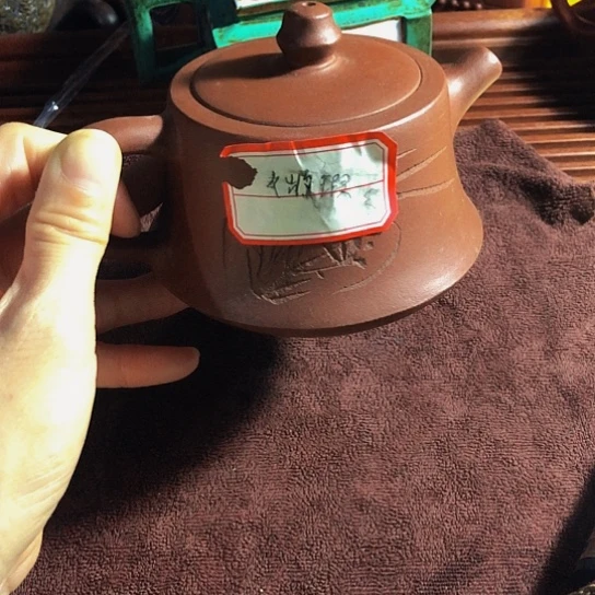 紫砂茶壶原矿泥料手工制作的紫砂壶。
