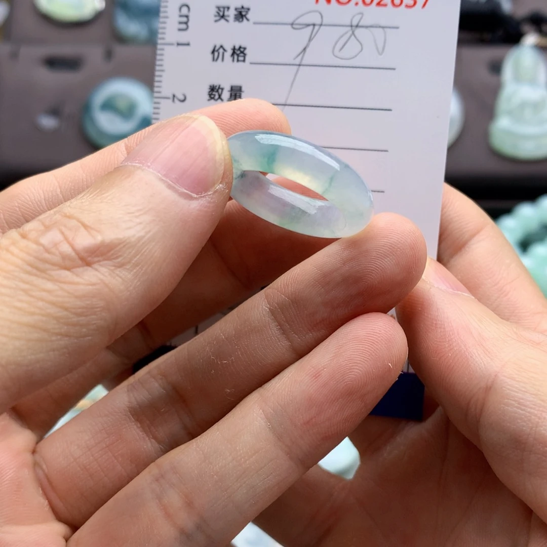 翡翠未镶嵌颈饰戒指