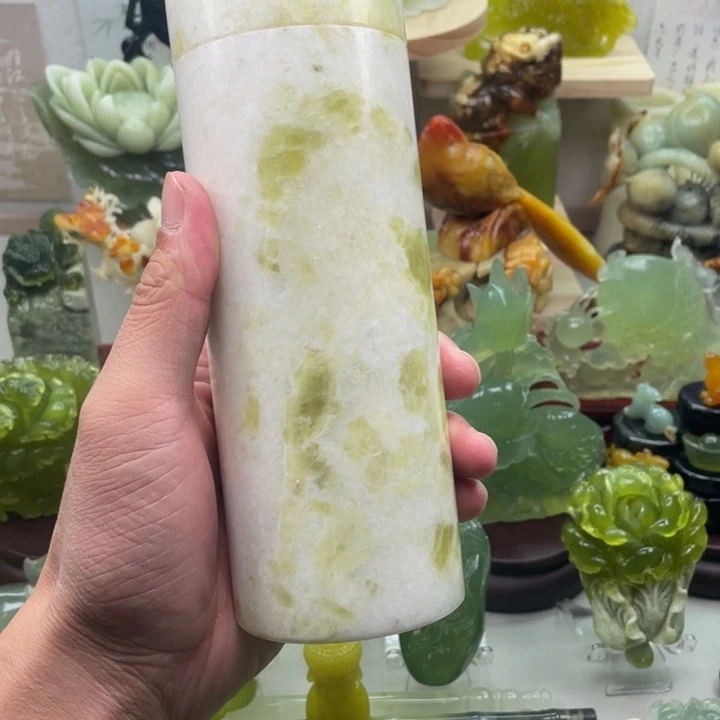 蛇纹石玉未镶嵌四大名玉杯子