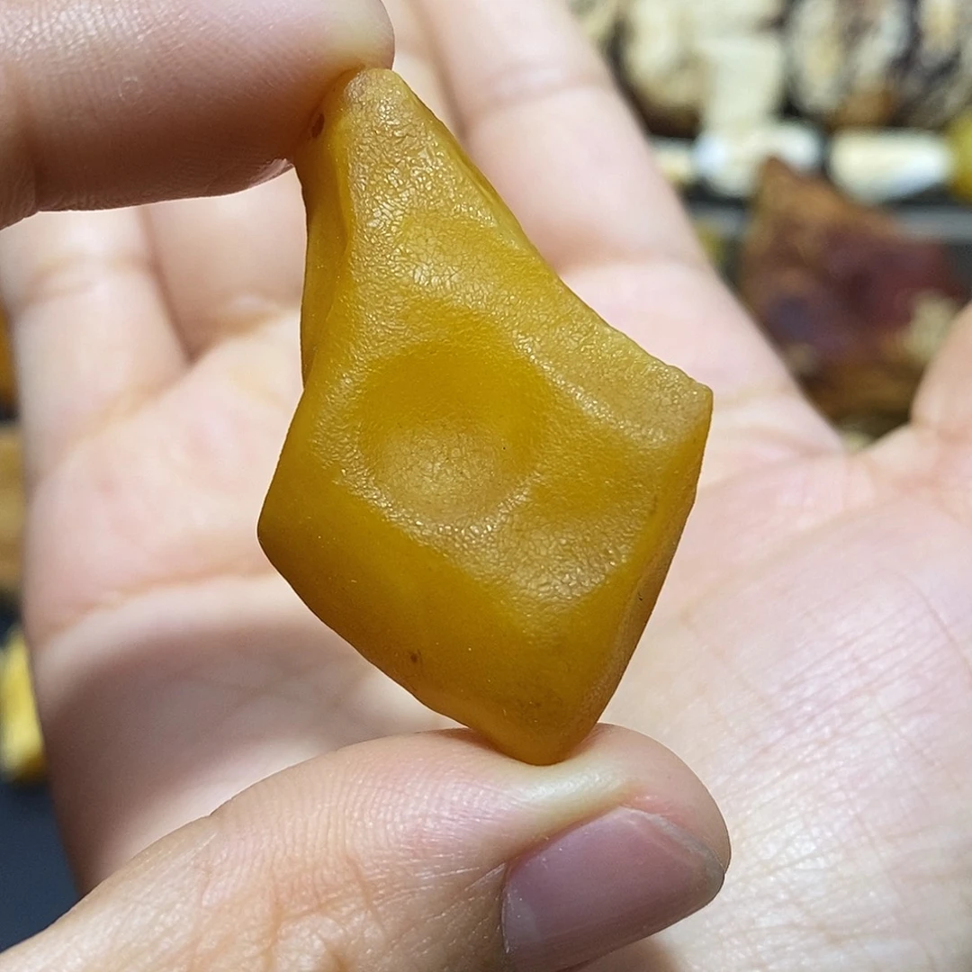未镶嵌颈饰琥珀蜜蜡原石