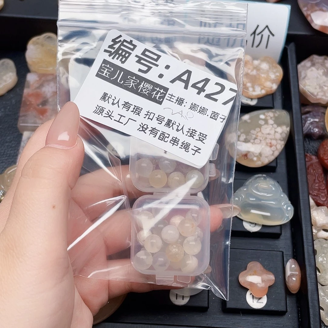 玛瑙/玉髓颈饰银S925镀金镶嵌一***。