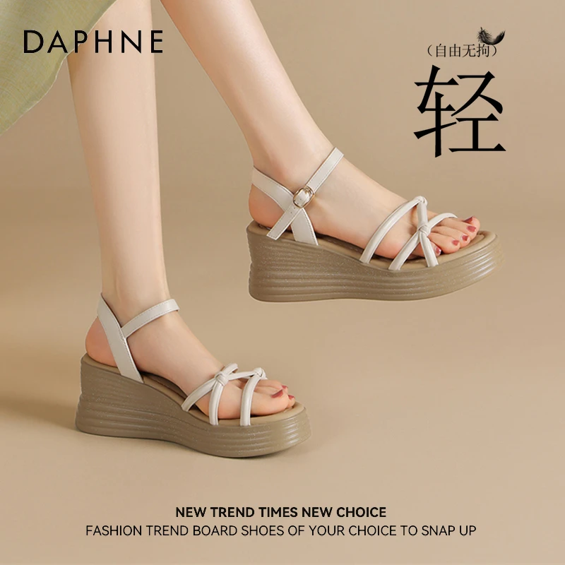 达芙妮休闲平底凉鞋女2025年新款外穿时尚软底防滑沙滩罗马凉鞋女