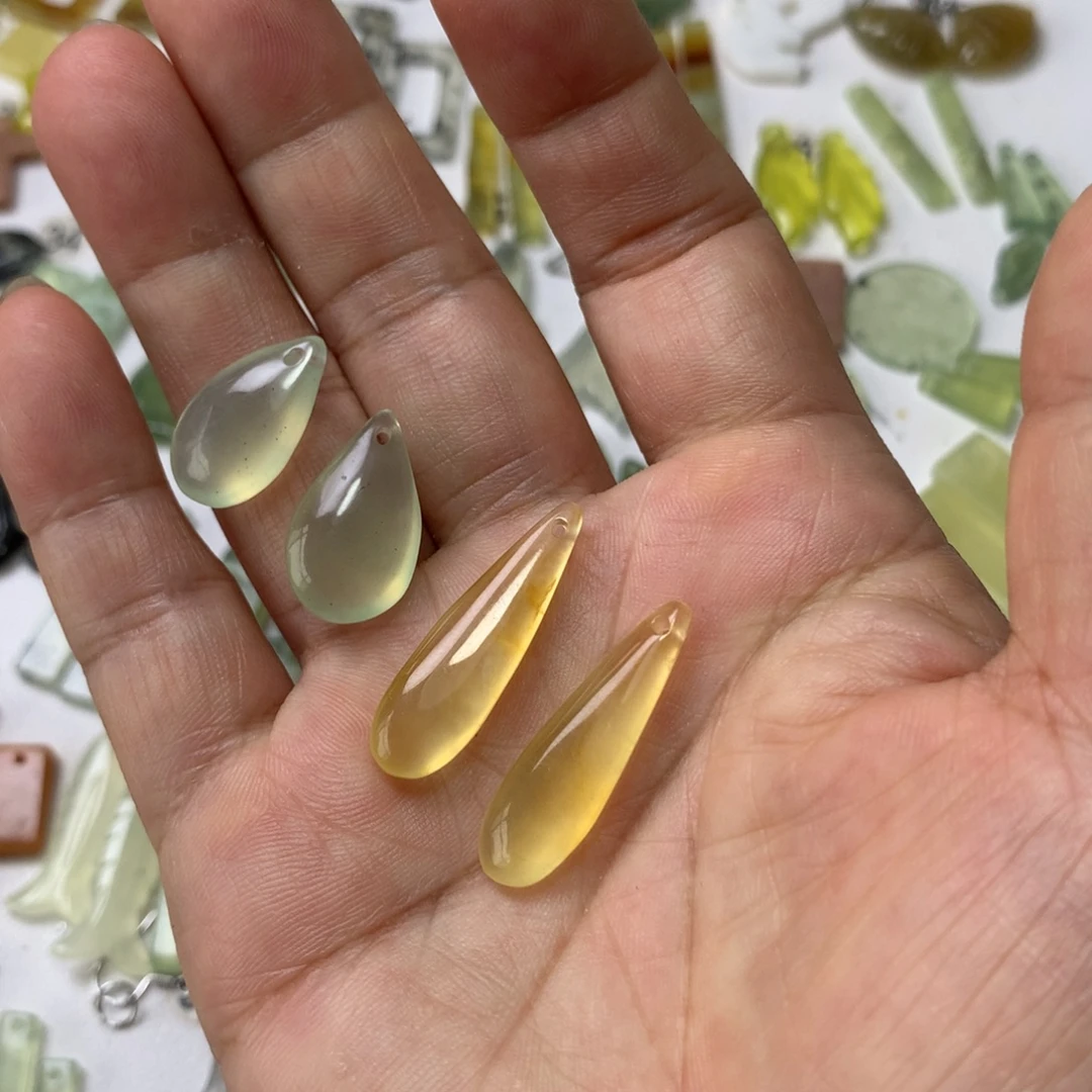 揽***珠未镶嵌蛇纹石玉耳环
