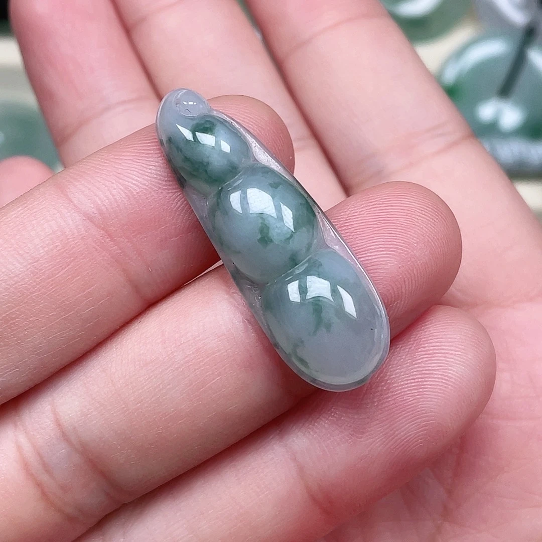 翡翠未镶嵌颈饰豆子