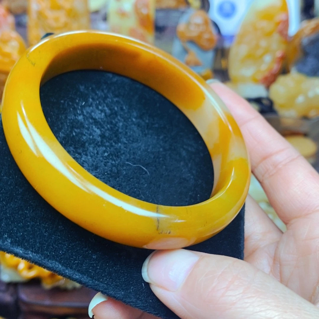 未镶嵌石英质玉（黄龙玉）颈饰