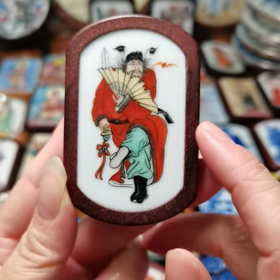 墨***武瓷片瓷片挂件一个