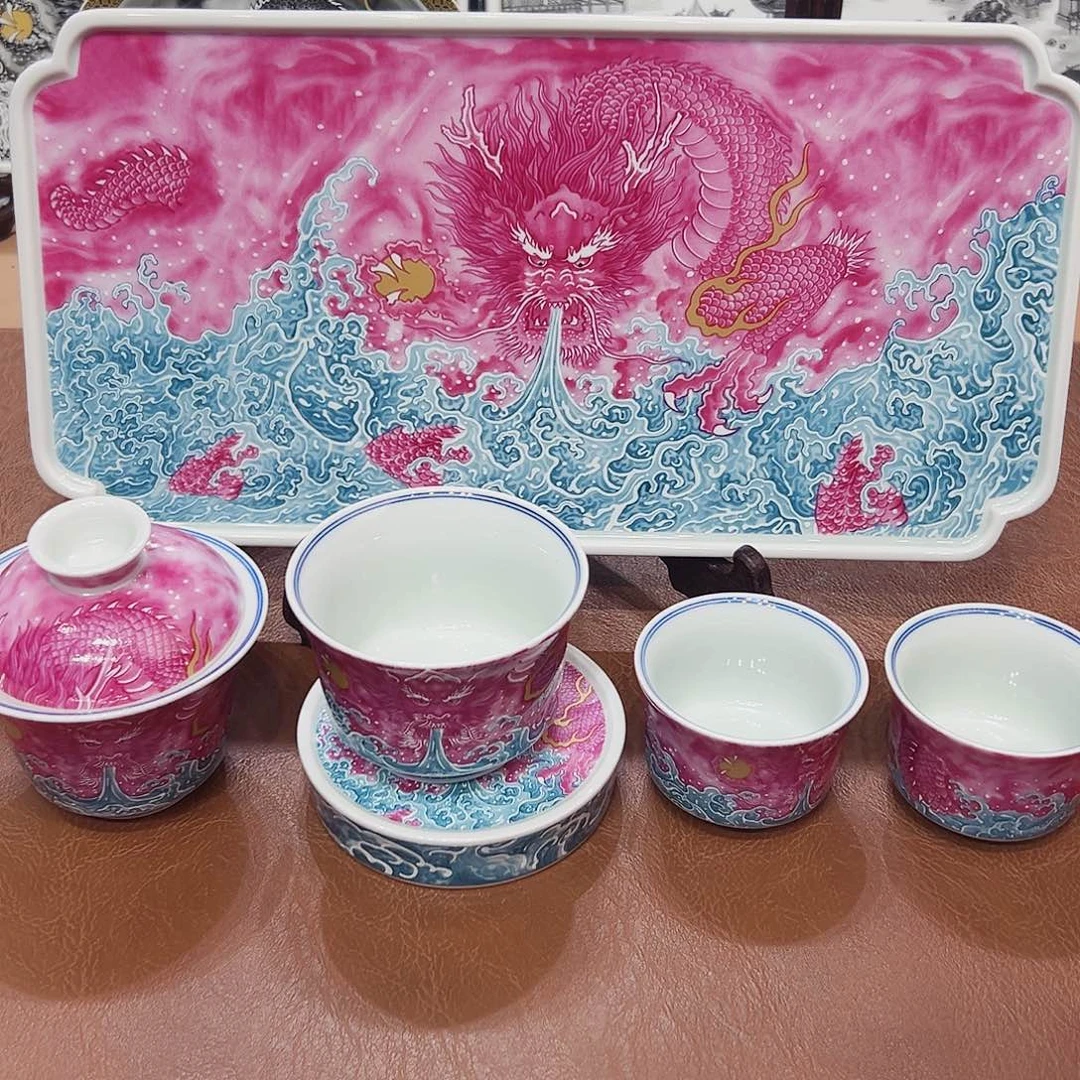摆件景德镇陶瓷艺术展在上海举办期间