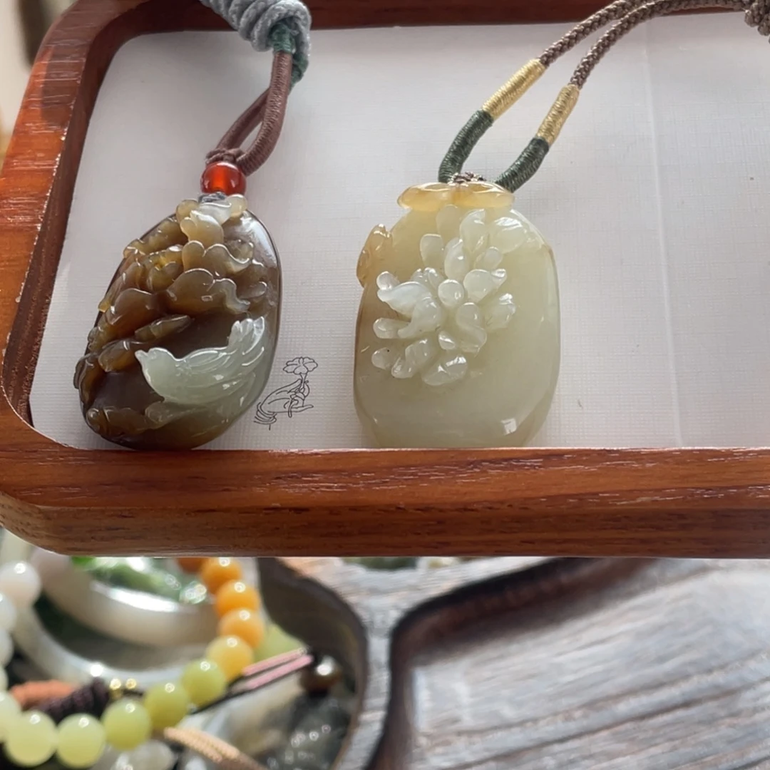 和田玉未镶嵌颈饰花牌