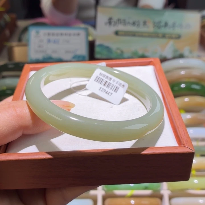 和田玉未镶嵌手镯