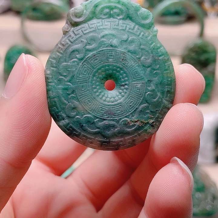 龙***祥独山玉未镶嵌颈饰