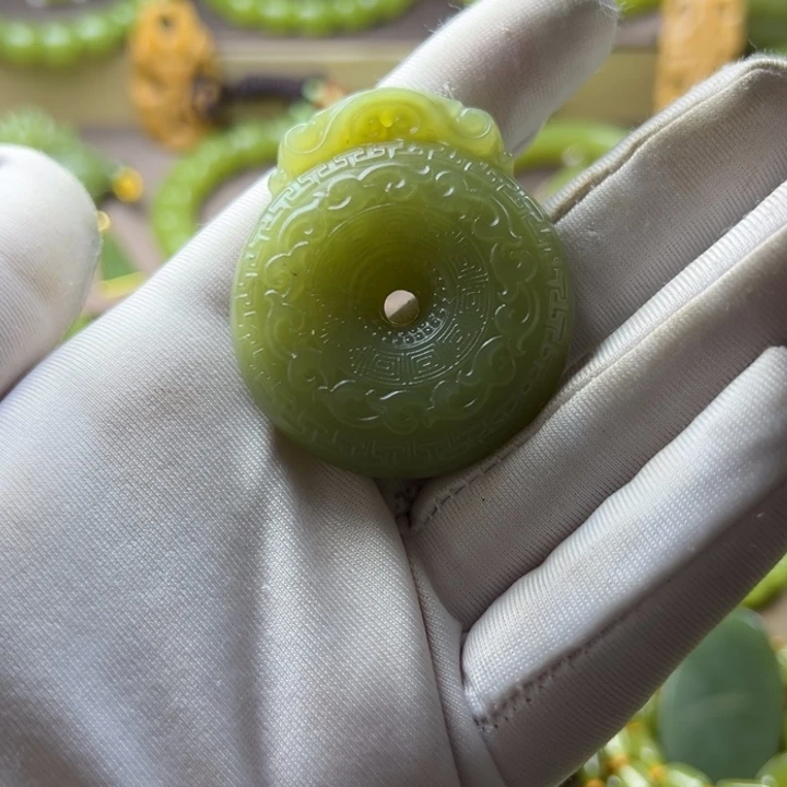 未镶嵌岫岩老玉（透闪石质玉）挂件