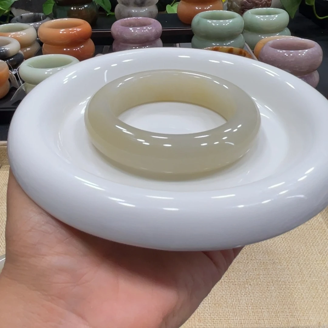 未镶嵌手镯石英岩玉