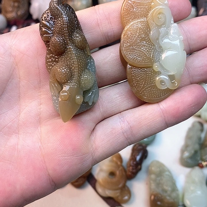 和田玉颈饰未镶嵌钟*