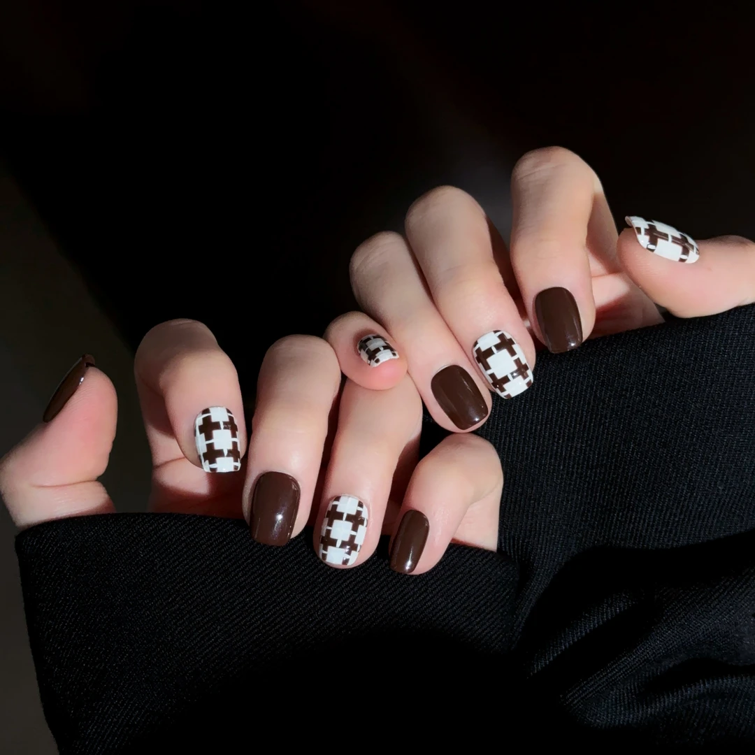 宏飞穿戴甲秋冬新款褐色十字纹路高级感显白精致纯手工穿戴甲