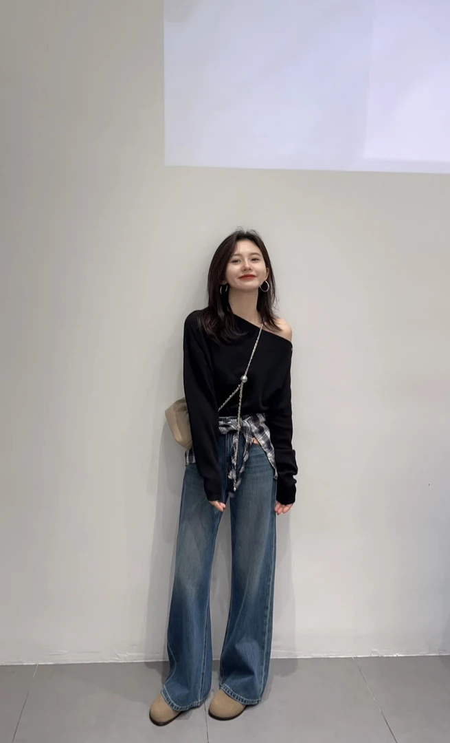 2025秋季新款韩系慵懒风黑色斜露肩长袖上衣女屁帘牛仔裤三件套