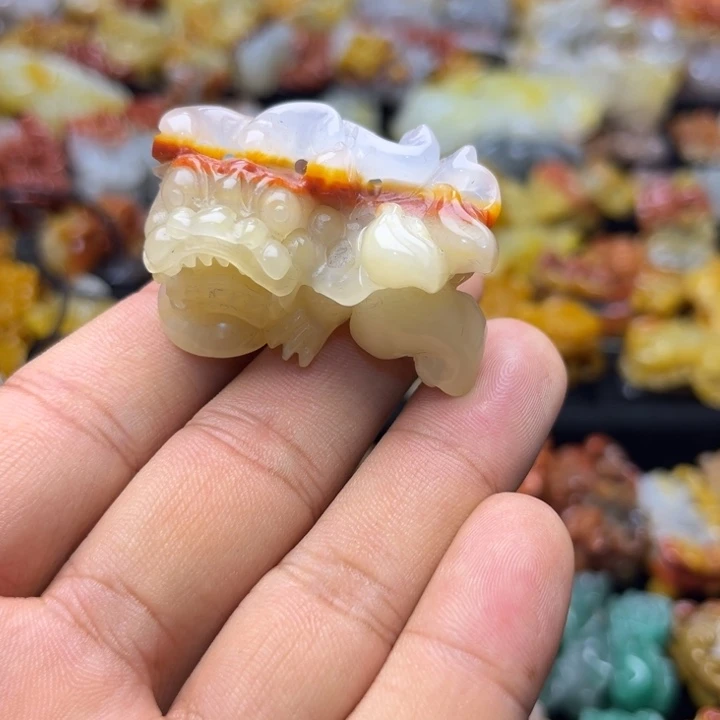 未镶嵌石英质玉（黄龙玉）颈饰