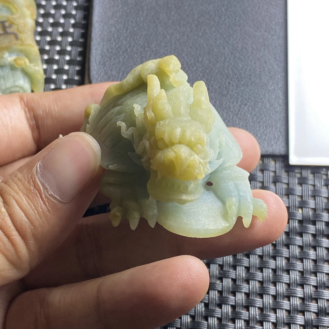 天然翡翠毛货精雕特色飘花带黄蓝底多彩霸气玄武