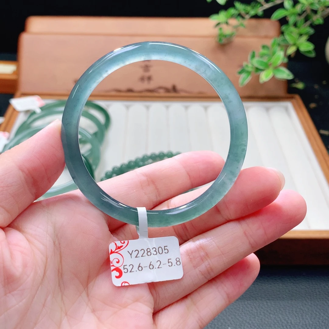 翡翠未镶嵌手镯（圆镯）