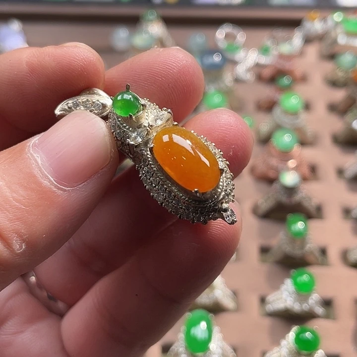 翡翠裸石黄翡吊坠 铜托