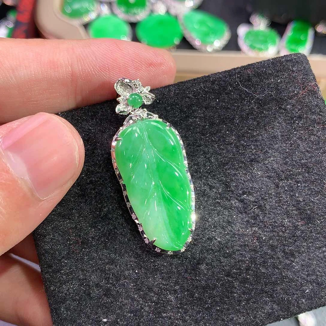 翡翠吊坠(赠链)18K金镶嵌