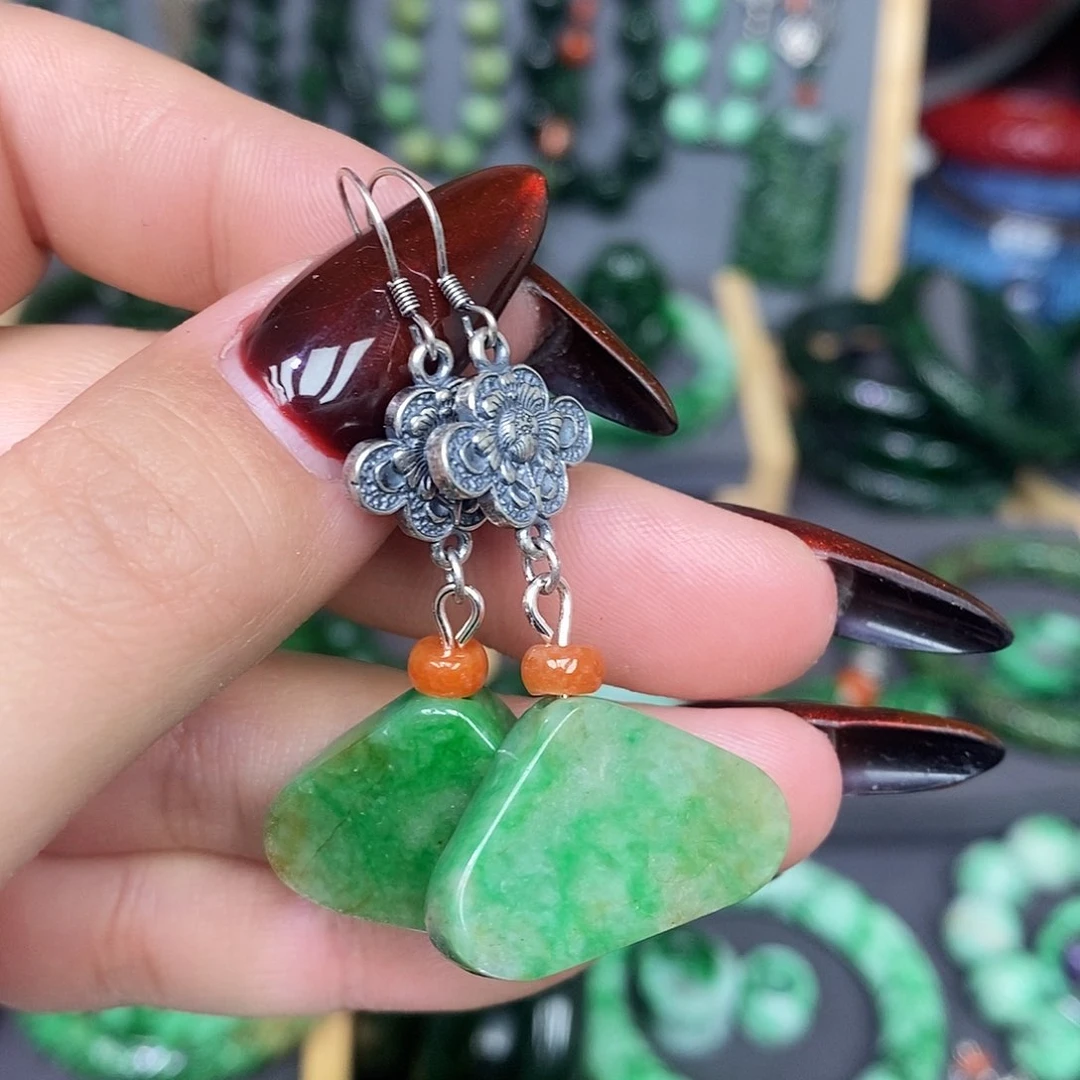 未镶嵌翡翠耳饰漂亮美眉