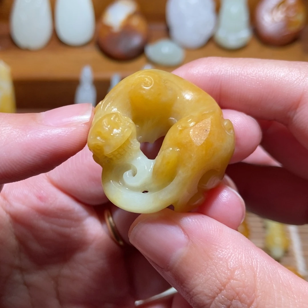 A***s和田玉未镶嵌颈饰