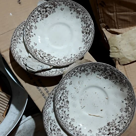 摆件盘子碗茶壶啥都有