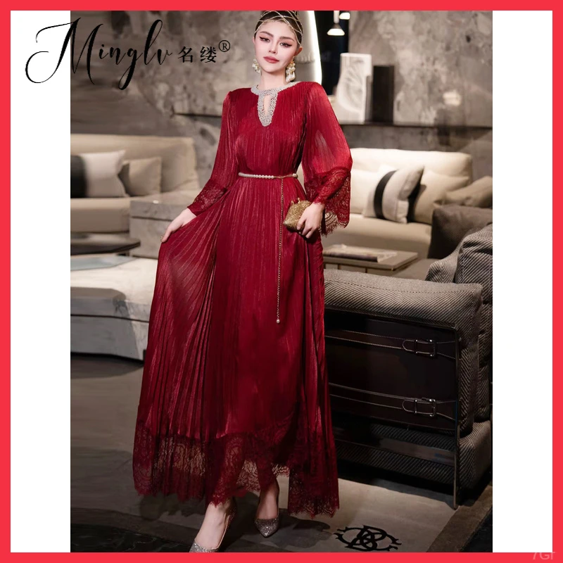 长裙洋装名缕蕾丝拼接钉珠2025年宽松百褶红色秋季新款大尺码女装