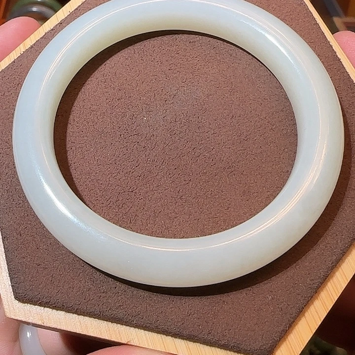 天***妞和田玉未镶嵌手镯