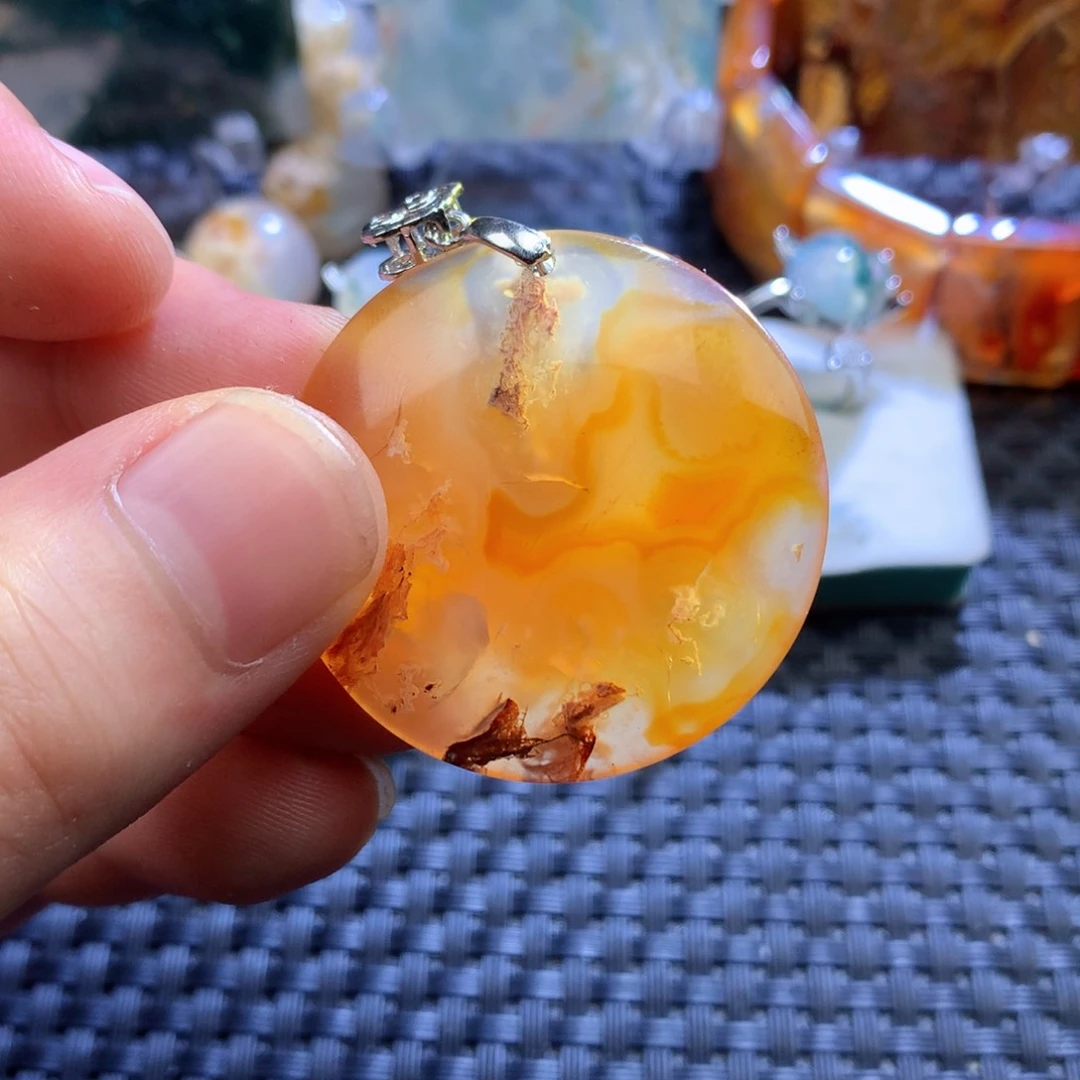 未镶嵌颈饰玛瑙/玉髓蝶*