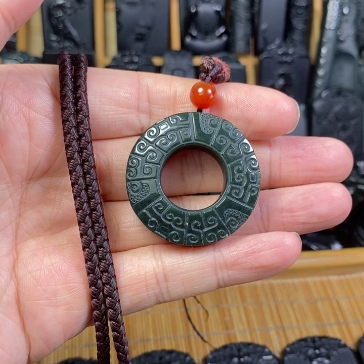 颈饰未镶嵌和田玉（青玉）