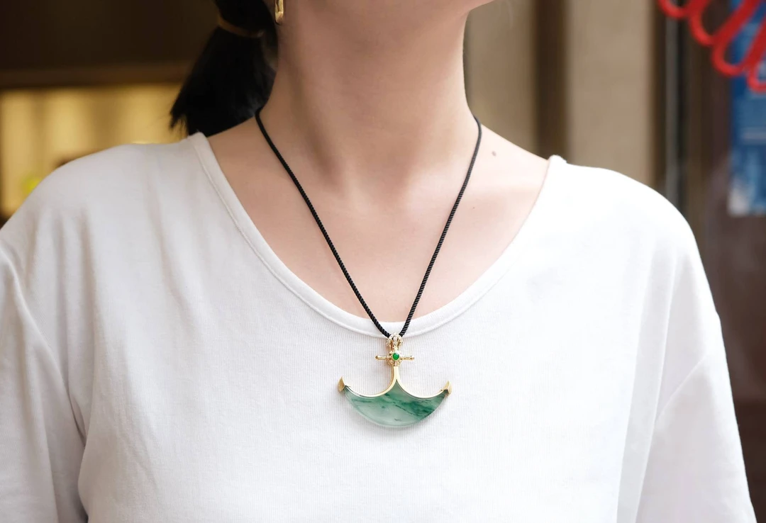 高冰飘绿花翠玉之航船锚吊坠裸石22.9×52.4×5.8整体44.7