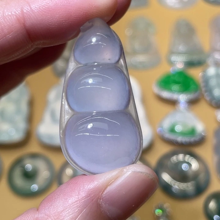 翡翠未镶嵌颈饰福豆