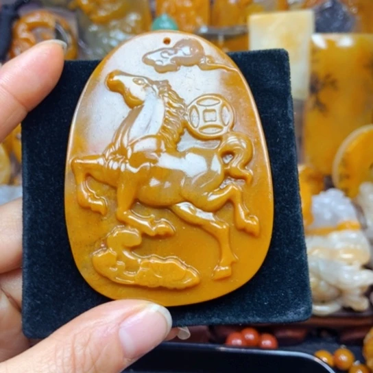 石英质玉（黄龙玉）未镶嵌颈饰