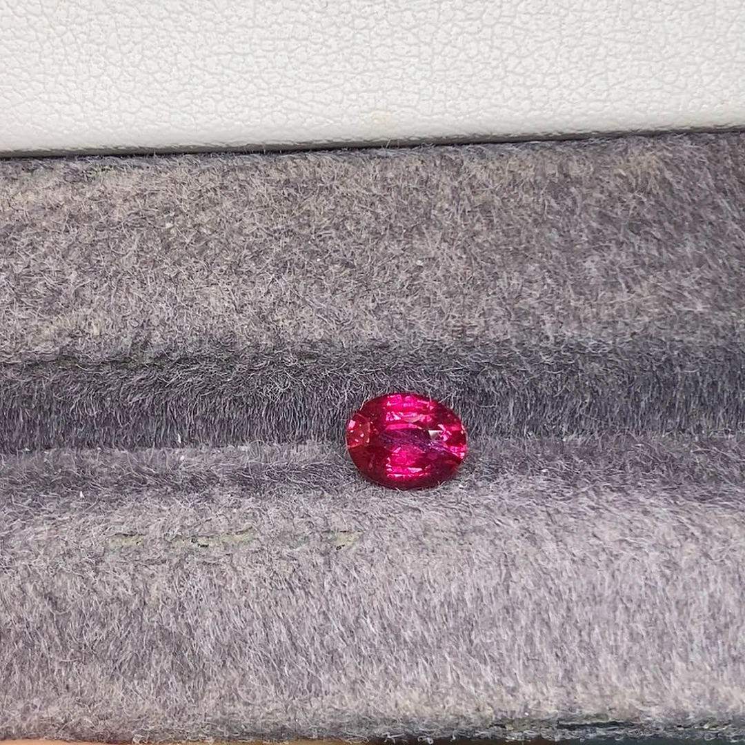 红宝石裸石1.07克拉天然无烧玻璃体满火彩鸽血红红宝石带主证