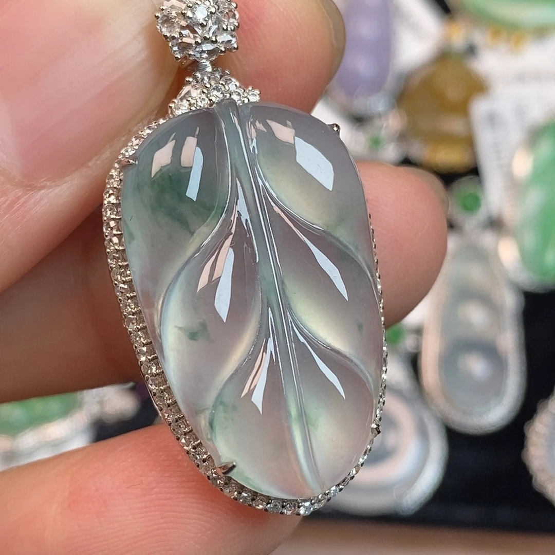 翡翠18K金镶嵌颈饰叶子