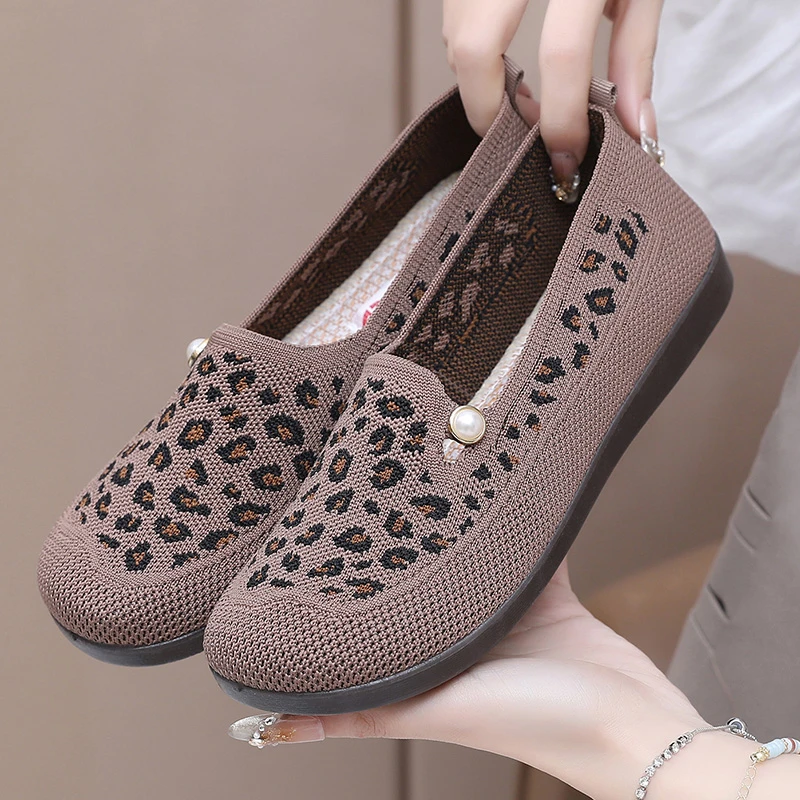 春季新款妈妈鞋软底不磨脚一脚蹬舒适百搭软面镂空透气豆豆鞋单鞋