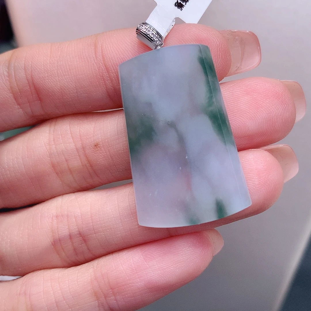 颈饰18K金镶嵌翡翠飘花无事牌