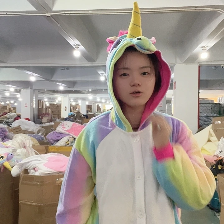 彩虹连体睡衣。