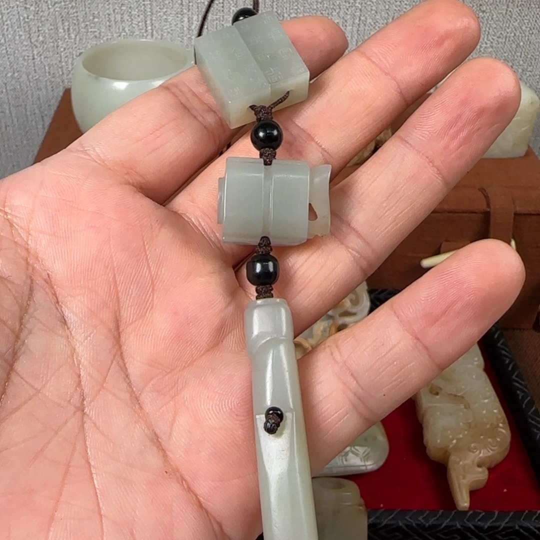 焱***非常精美的脖挂件