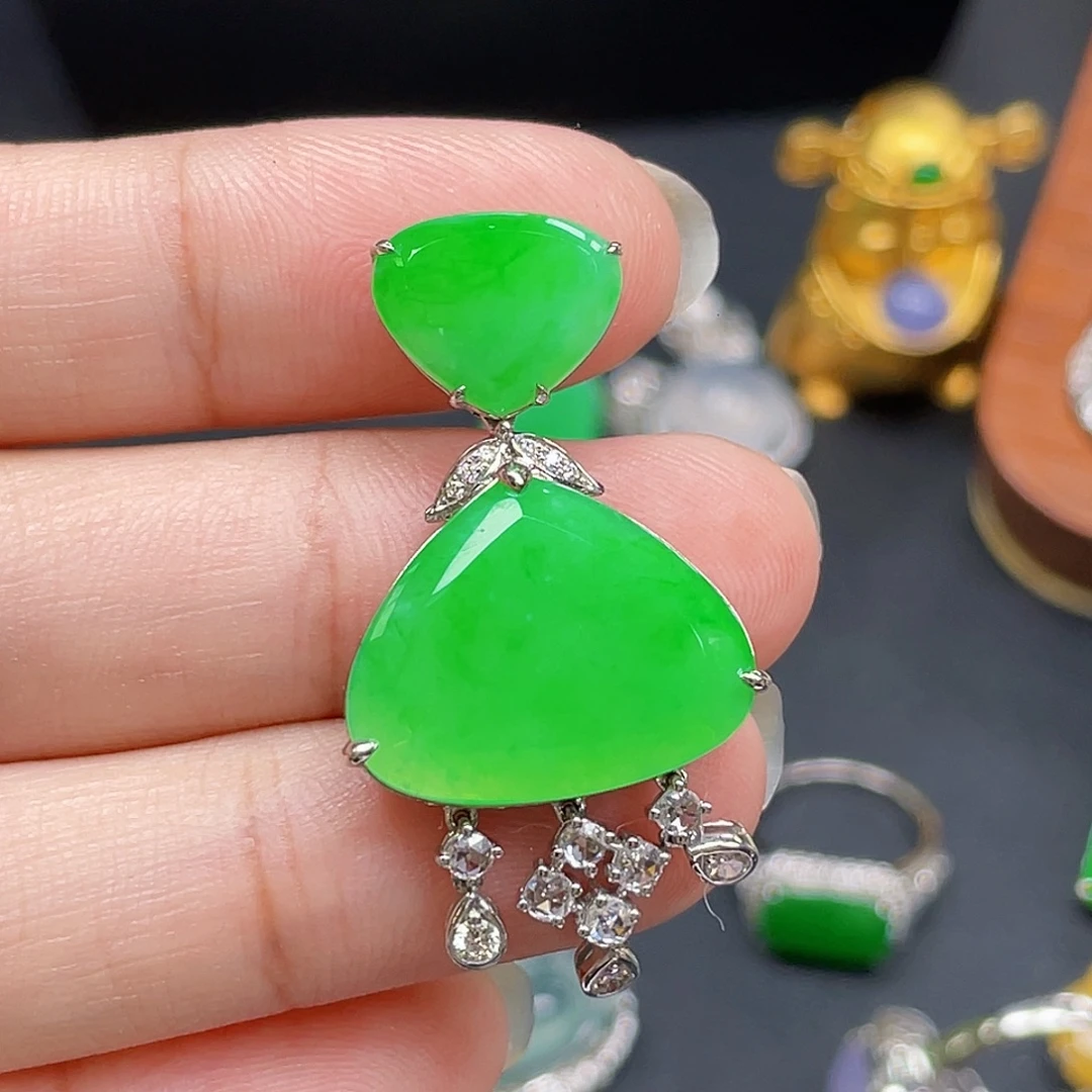 翡翠18K金镶嵌颈饰绿无事牌