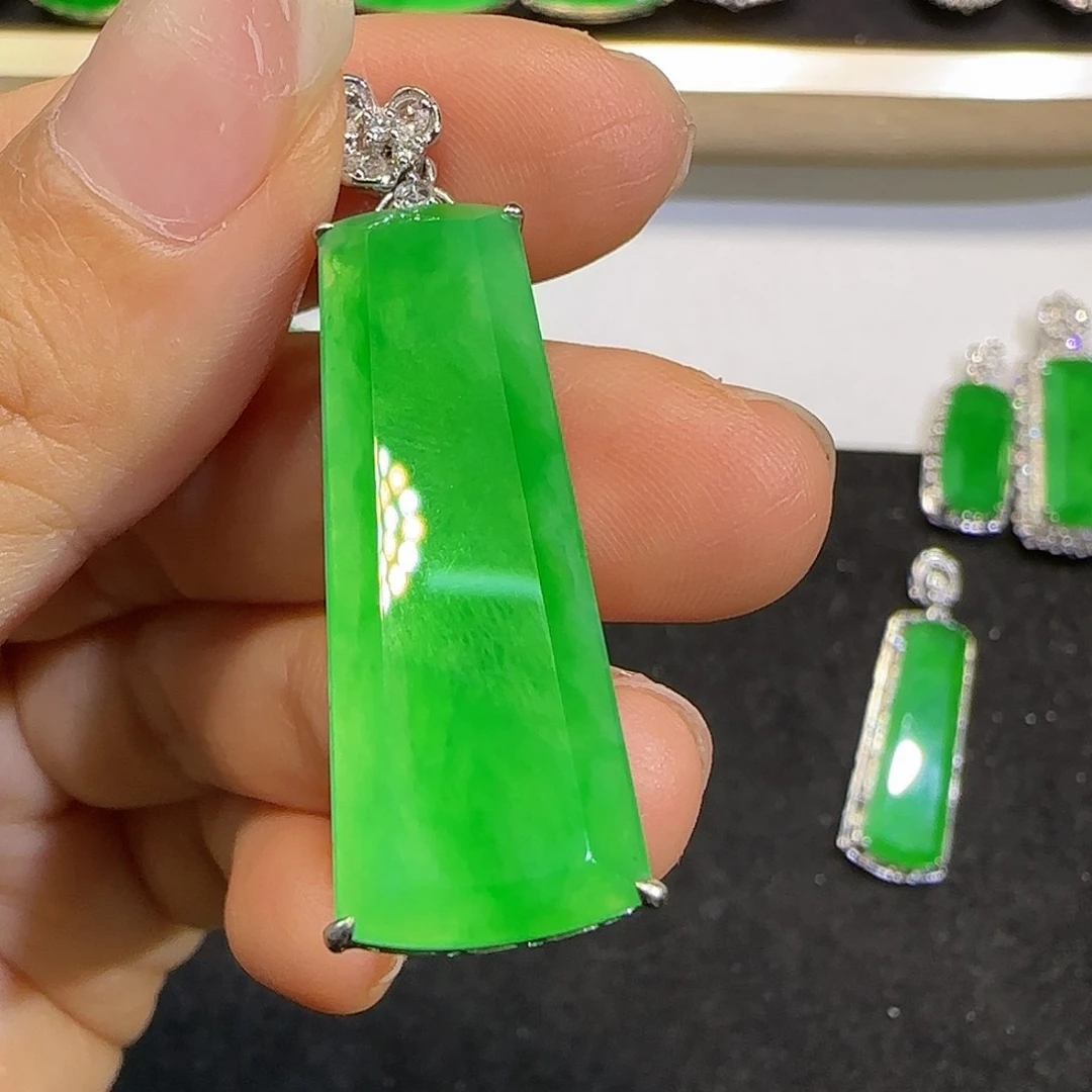 翡翠18K金镶嵌颈饰整****能无事牌