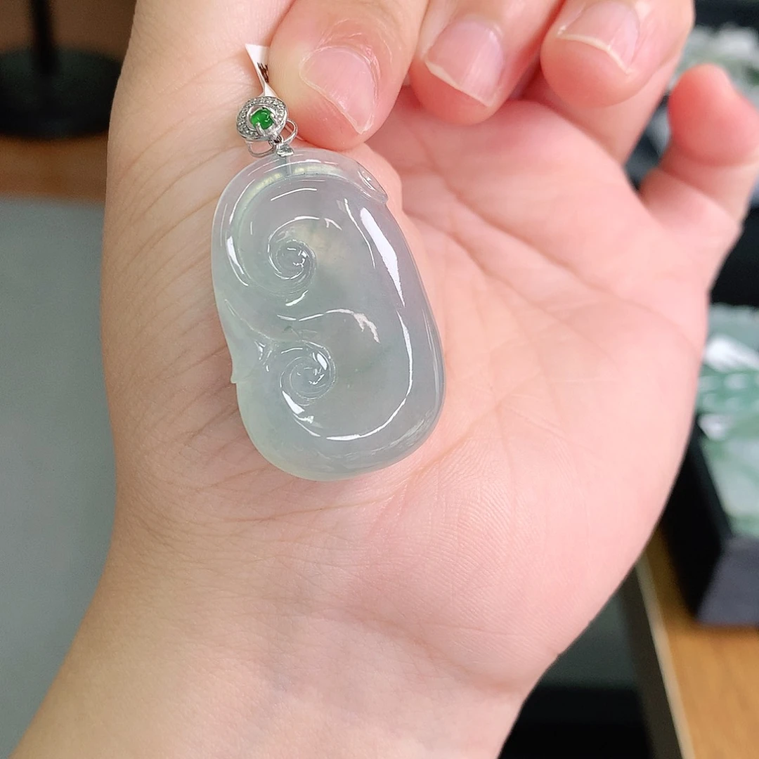 翡翠18K金镶嵌颈饰冰晴飘绿如意34-22-5.8如