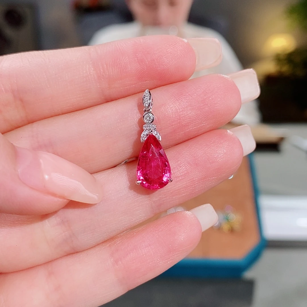 铂Pt950镶嵌颈饰红色碧玺2.49ct卢比来