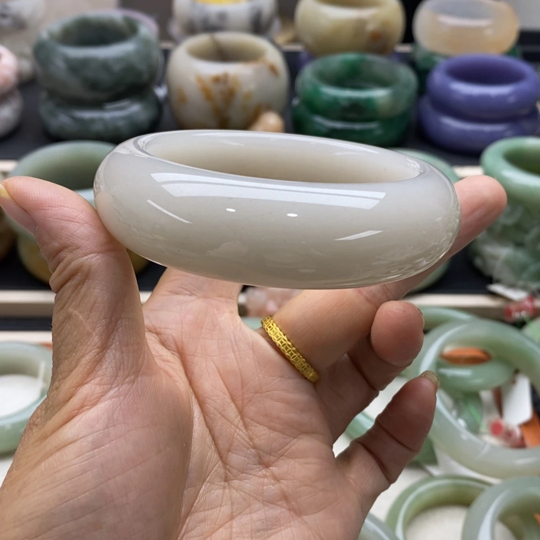未镶嵌手镯石英岩玉