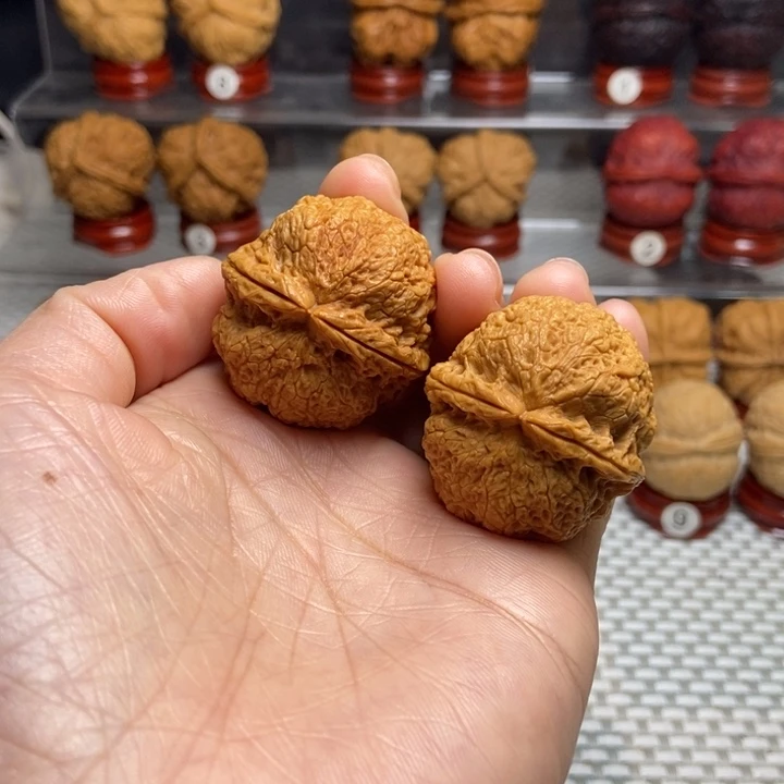 文玩核桃把件37蚂蚁纹绣球