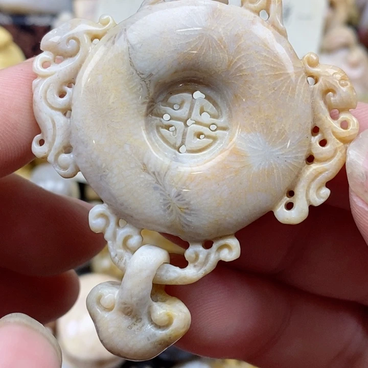 颈饰未镶嵌硅化珊瑚（珊瑚玉）有瑕